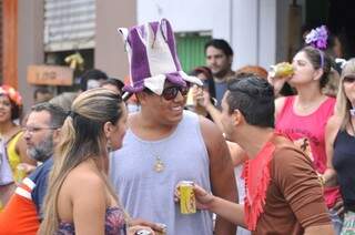 Os amigos Yago e fábio também aprovaram o carnaval de Campo Grande. (Foto: Alcides Neto)