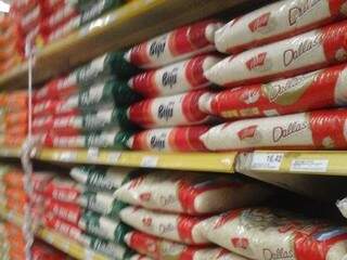 Pacote de arroz com 5kg teve um aumento de 25% desde o mês passado (Foto: Fernanda Yafusso)