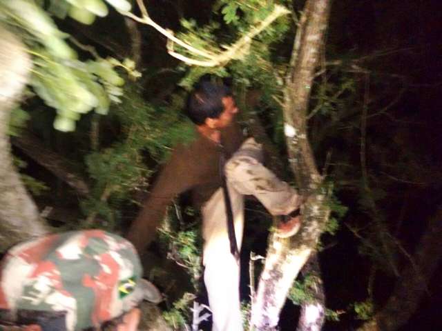 Homem &eacute; arrastado por correnteza do rio e fica preso em &aacute;rvore