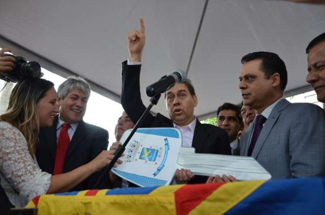 Alcides Bernal reassume a Prefeitura em clima de paz com os vereadores