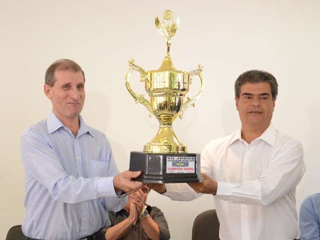 Prefeito entrega trof&eacute;us e destaca a import&acirc;ncia da pr&aacute;tica esportiva 