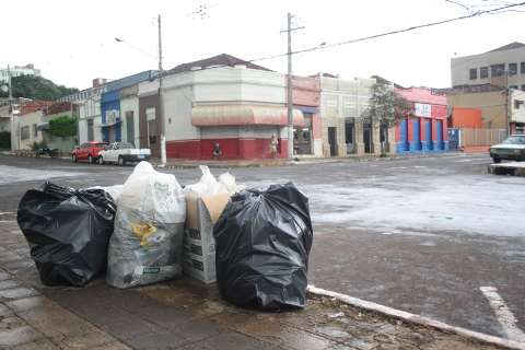 Prefeitura não recolhe lixo de Carnaval de rua e moradores fazem mutirão