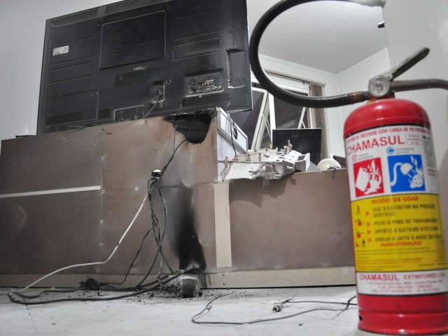  Antena de TV pega fogo em apartamento e assusta moradores do bairro Taquarussu