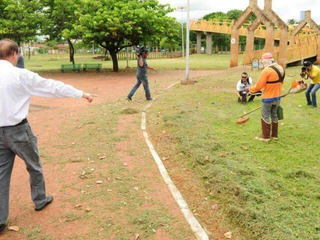 Mutir&atilde;o inicia limpeza em parques e pra&ccedil;as no combate a dengue