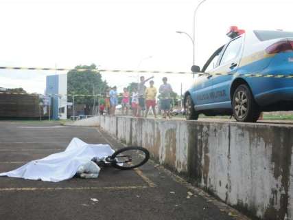 Crianças encontram corpo de ciclista em estacionamento no Jardim Itália