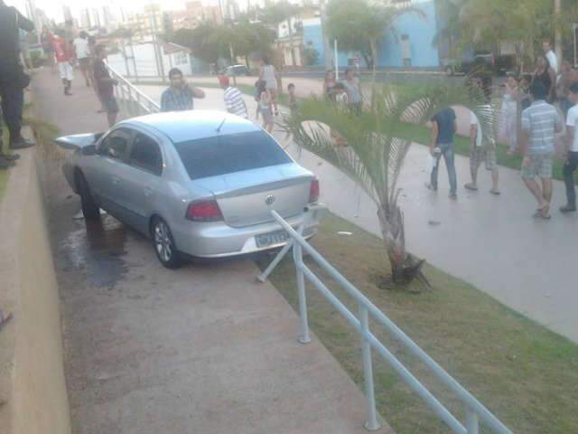  Ap&oacute;s condutor perder controle, carro capota e invade Orla Morena