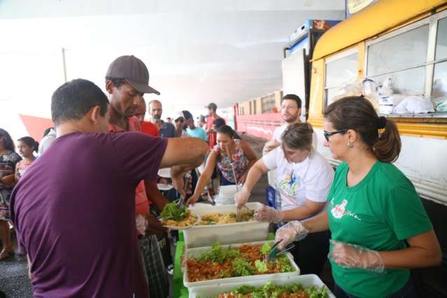 Grupo esp&iacute;rita faz &quot;Natal de Rua&quot; para quem passaria dia 25 sozinho