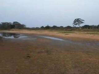 ... e registro da região em outubro deste ano: seca e assoreamento fizeram a água desaparecer. (Fotos: Instituto Agwa/Reprodução)