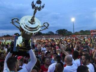 Taça conquistada pelo Águia Negra na edição deste ano do Estadual (Foto: Franz Mendes)