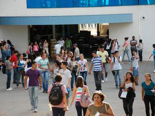 Estudantes terminaram prova às 16h30. (Foto: Pedro Peralta)
