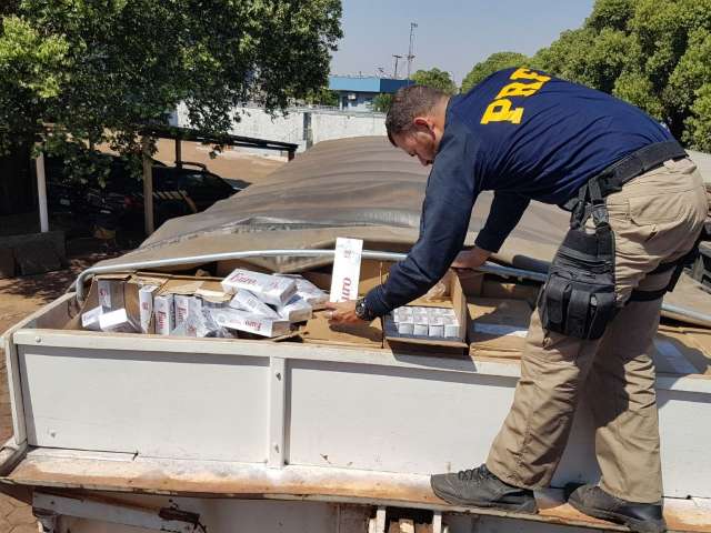 Carreta carregada com 300 mil ma&ccedil;os de cigarro &eacute; apreendida e condutor preso