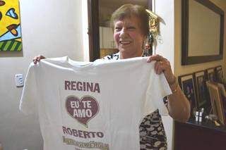 Regina, a musa de Roberto tem 68 anos, dois a mais que ele, é professora e só tem a agradecer. 