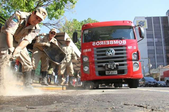 Tanque quebra e combust&iacute;vel vaza de &ocirc;nibus parado em ponto