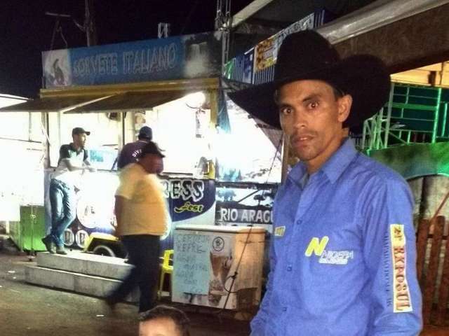 Campe&atilde;o de rodeios em MS, pe&atilde;o morre chifrado por touro em SP 