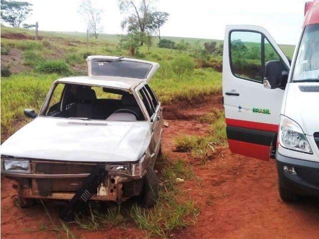 Duas pessoas ficam feridas ap&oacute;s ve&iacute;culo capotar em estrada vicinal