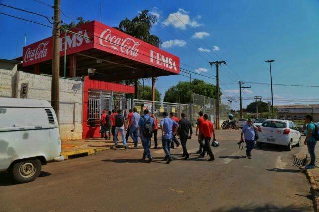 Princ&iacute;pio de inc&ecirc;ndio em f&aacute;brica da Coca-Cola mobiliza bombeiros