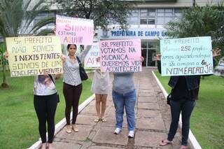 Professores fizeram protesto em frente a prefeitura, no início do mês (Foto: Arquivo)