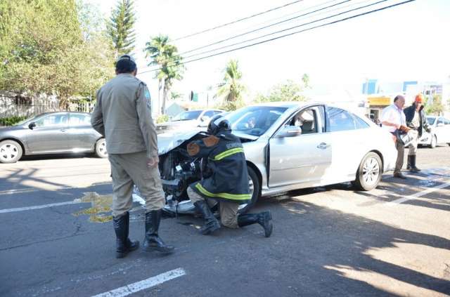 Van escolar capota ap&oacute;s carro n&atilde;o respeitar preferencial em cruzamento