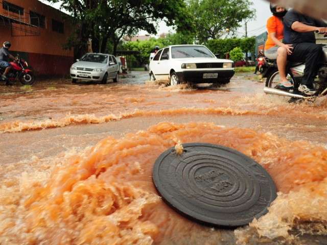 Chuva forte provoca alagamento em tr&ecirc;s bairros de Campo Grande