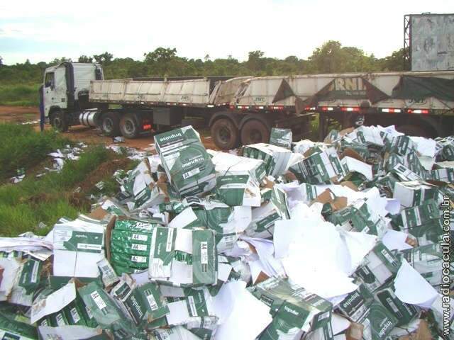  Caminh&atilde;o carregado com papel tomba na rodovia em Tr&ecirc;s Lagoas