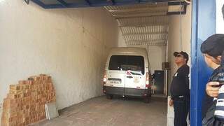 Van onde quatro investigados estavam dentro do Centro de Triagem (Foto: Mirian Machado)