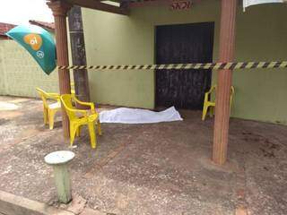 Homem leva facada dentro de bar e morre em frente ao local 