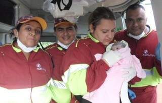 Equipe da CCR MSVIA durante o atendimento ao bebê que nasceu em plena estrada (Foto: Divulgação/Sato Comunicação)