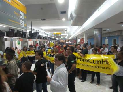 No aeroporto, 50 petistas pedem fora Cunha; 30 sindicalistas reposição salarial