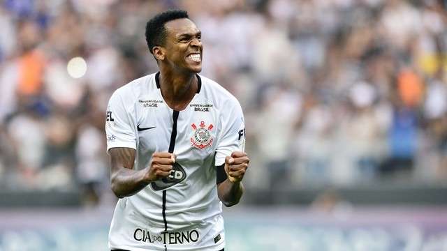 Com gol irregular, Corinthians volta a vencer e dispara na ponta do Brasileir&atilde;o