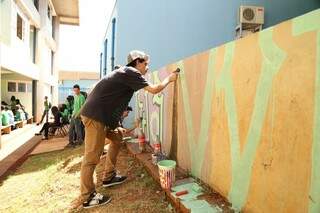Através do grafite, alunos aprendem aprendem a respeitar limites. (Foto:Fernando Antunes)
