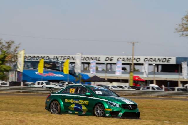 Felipe Giaffone domina treinos e vai largar na frente na Copa Truck