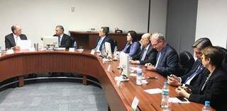 Reunião entre Pedro Parente (à esq.) e autoridades de MS no dia 10 deste mês (Foto: Assessoria/Senador Pedro Chaves )