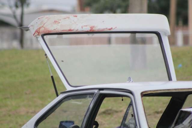 Embriagado, condutor de Gol bate em caminhonete e deixa quatro feridos 