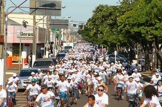 Ciclistas lotam avenida de Nova Andradina na segunda edição do projeto Pedalada pela Vida (Foto: Thiago Odeque/Divulgação)