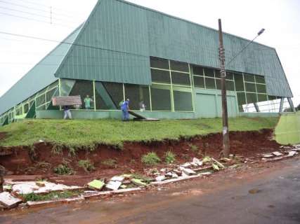 Chuva derruba parte de muro de escola estadual nas Moreninhas