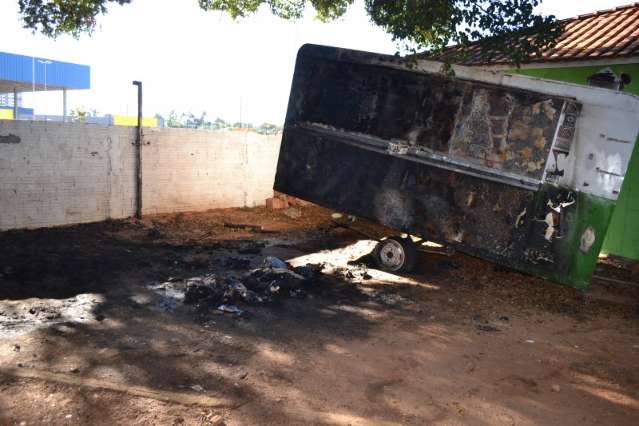 Fogo destr&oacute;i trailer estacionado em centro comunit&aacute;rio no Marcos Roberto
