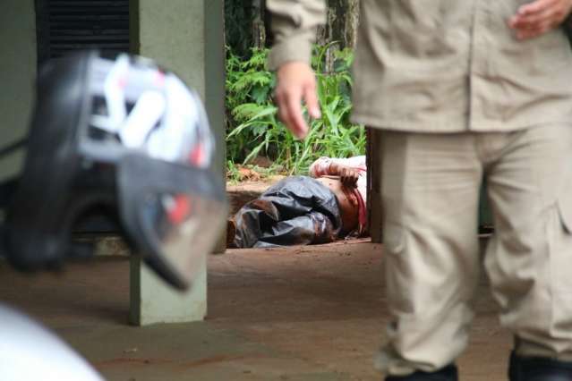 Homem &eacute; morto a facadas por pai e filho ao cobrar d&iacute;vida em bar