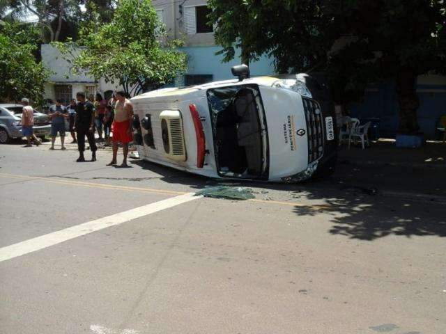 Van que transportava preso tomba em colis&atilde;o envolvendo 4 ve&iacute;culos 