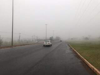 Neblina na Avenida Ministro João Arinos na manhã deste sábado (Foto: Lucimar Couto)