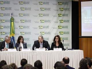Vogel (falando ao microfone) considerou positivo o projeto relatado por Maria Auxiliadora (segunda à esquerda). (Foto: Gabriel Jabur/MEC)