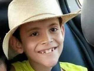 Moises Augusto Escobar dos Santos, de apenas 9 anos, desapareceu a caminho da escola na manhã de hoje. (Foto: Arquivo Pessoal) 