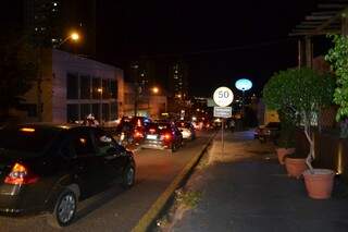 Trânsito ficou travado na via (foto: Vinícius Squinelo)