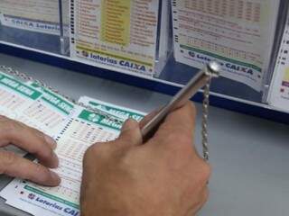 Apostador marcando os números da sorte em lotérica de Campo Grande. (Foto: Paulo Francis) 