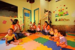 Berçário conta com três professoras que estimulam o desenvolvimento dos pequenos. (Foto: André Bittar)
