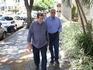Renê Siufi e Puccinelli, na saída da casa do ex-governador um dia depois de ser liberado pelo STJ. (Foto: Paulo Francis)