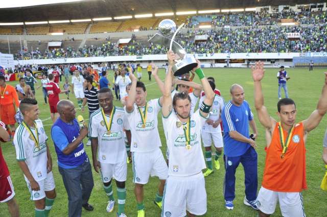 De virada, Palmeiras goleia o Cear&aacute; por 4 a 1 e ergue a ta&ccedil;a de campe&atilde;o
