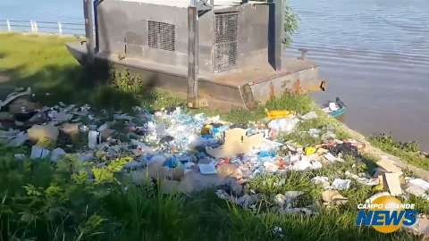Lixo se acumula às margens do Rio Paraguai