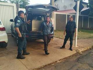 Gilmar Francisco descendo da viatura da Polícia Militar. (Foto: Adilson Domingos) 