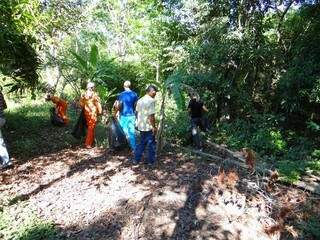 Margens do Córrego Bonito foram limpas pelo mutirão (Foto: Divulgação/Secretaria Meio Ambiente)