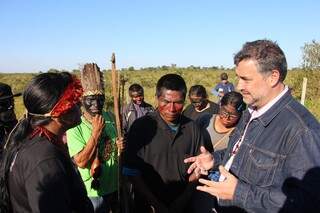 Paulo Pimenta com índios na região de Amambai, em julho deste ano (Foto: Arquivo)